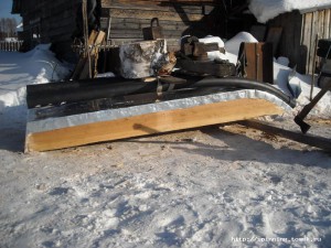 Обиваем жестью и крепим трубы.jpg