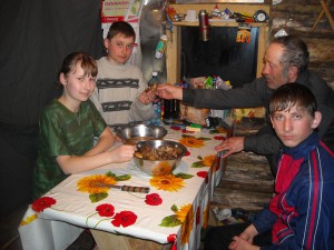 за столом.jpg