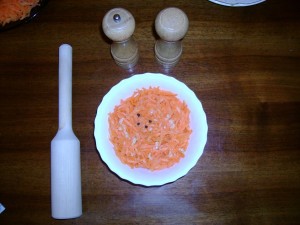 Чеснок, солим, перчим свежим перцем, толчём.jpg